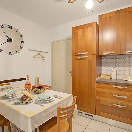 Apartment Robert House 50m From The - Happy